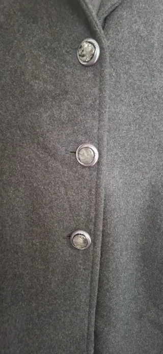 Chaquetón negro con botones