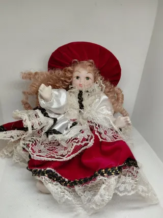 Bambola porcellana vintage cappello rosso