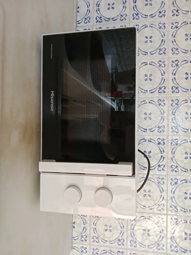 Microondas Hisense Blanco y Negro