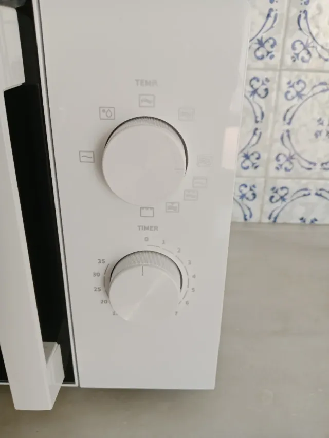 Microondas Hisense Blanco y Negro