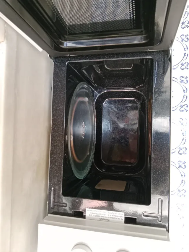 Microondas Hisense Blanco y Negro