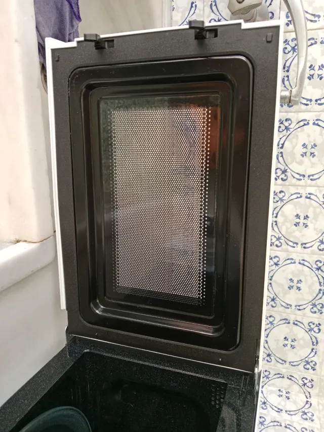 Microondas Hisense Blanco y Negro