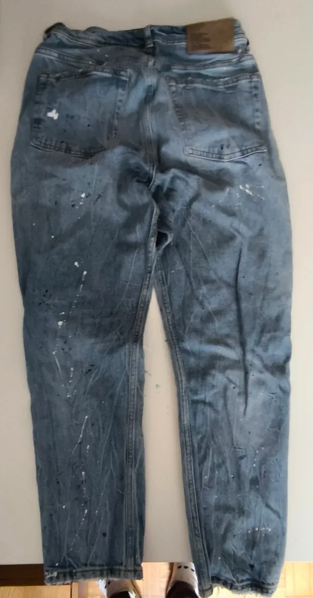 Pantalón vaquero desgastado con pintura