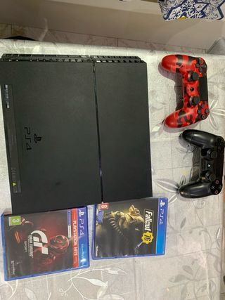 PS4 con 2 mandos y 2 juegos