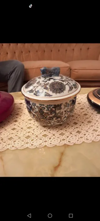 Contenitore originale in fine porcellana decorata