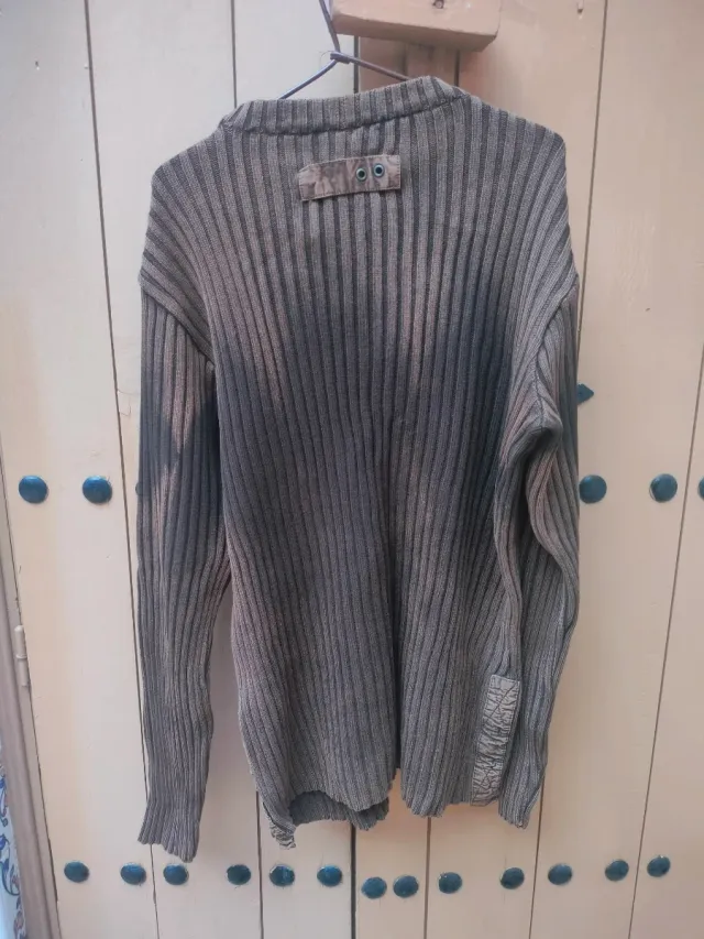 Jersey negro desgastado