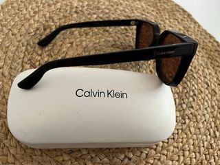 Gafas de sol Calvin Klein negras y marrones