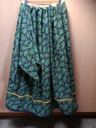 Falda y pañuelo traje regional