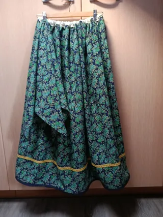 Falda y pañuelo traje regional