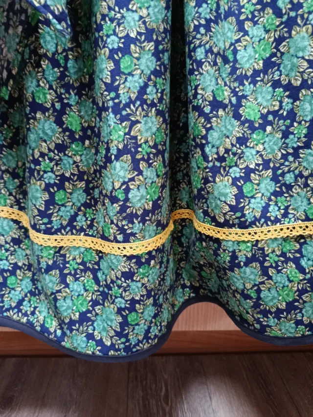 Falda y pañuelo traje regional