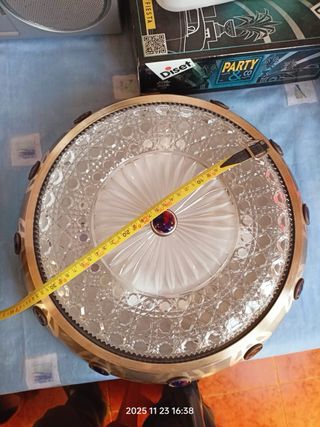 Lámpara de techo cristal y metal.