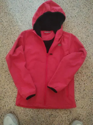 Chaqueta cortavientos roja y negra