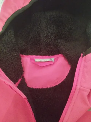 Chaqueta cortavientos roja y negra