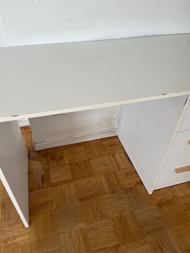 Escritorio blanco con cajones