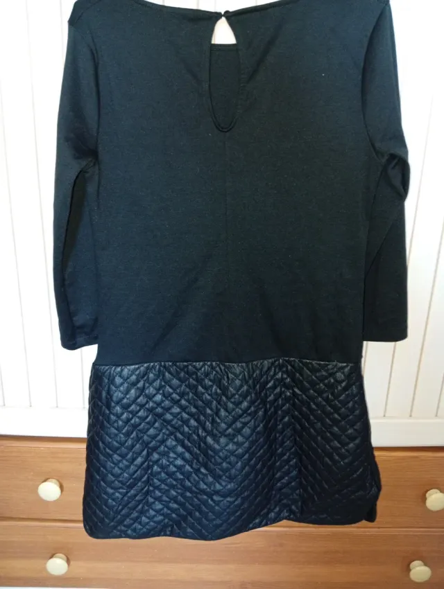 Vestido negro con cremalleras