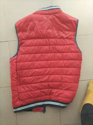 Chaleco niño rojo y azul.