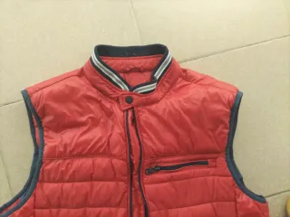 Chaleco niño rojo y azul.