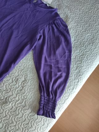Blusa morada con etiqueta
