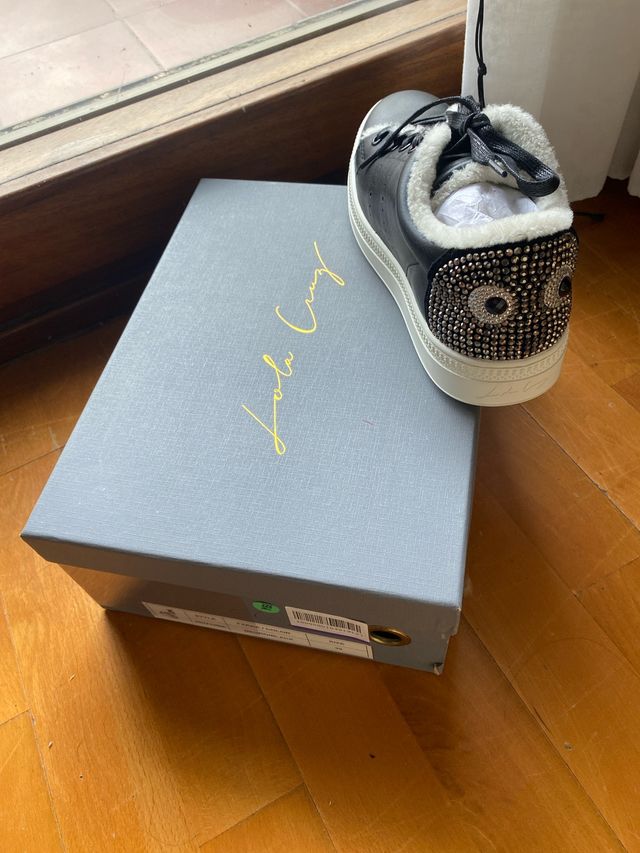 Zapatillas Lola Cruz negras con carita de pedrería