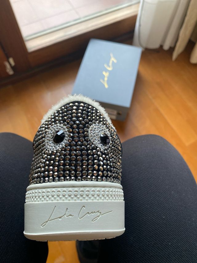 Zapatillas Lola Cruz negras con carita de pedrería