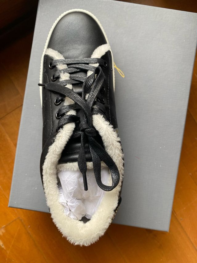 Zapatillas Lola Cruz negras con carita de pedrería