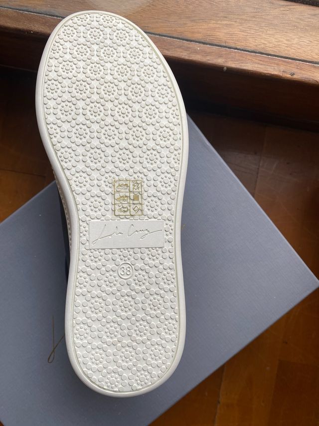 Zapatillas Lola Cruz negras con carita de pedrería