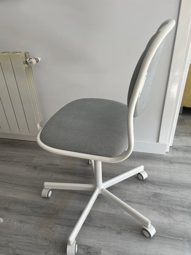 Silla giratoria estudio gris y blanca
