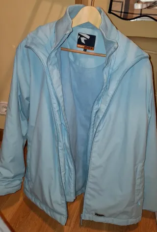 Cazadora deportiva impermeable con forro polar