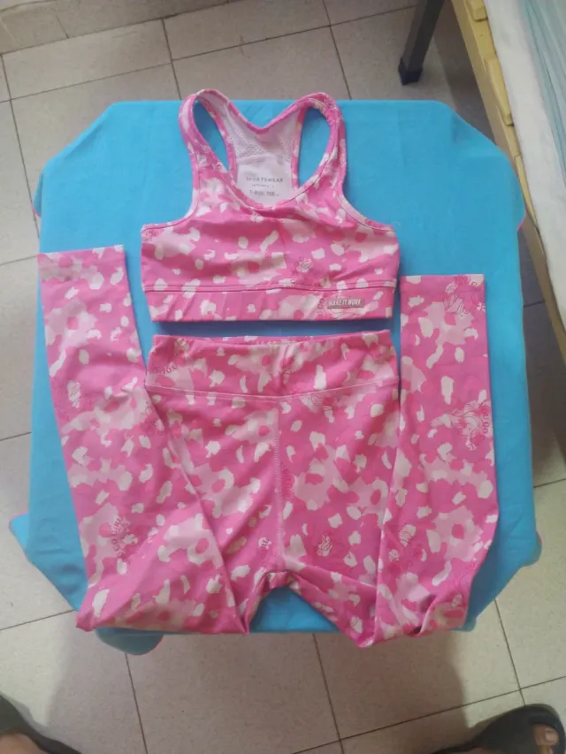 Conjunto deportivo niña rosa estampado