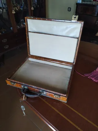 Maletín antiguo piel cocodrilo