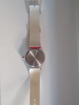 Reloj estilo Swatch Blanco y Rojo