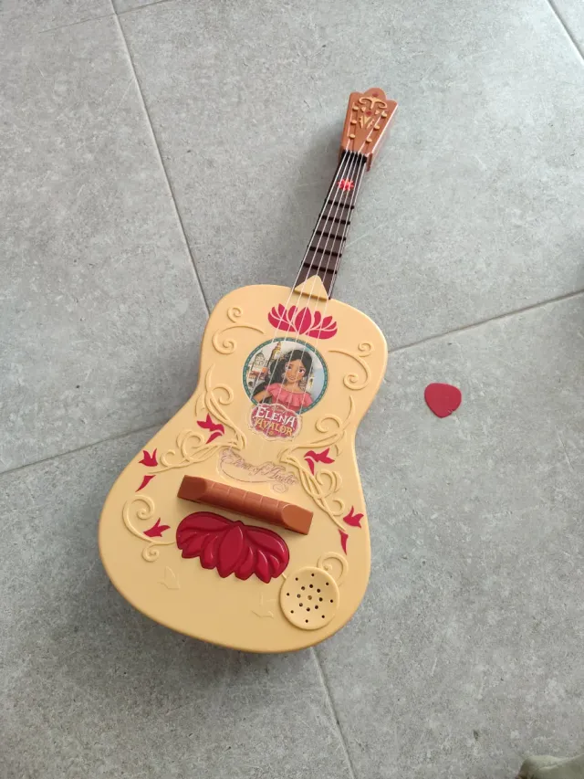 Guitarra Musical Elena de Avalor + la pua