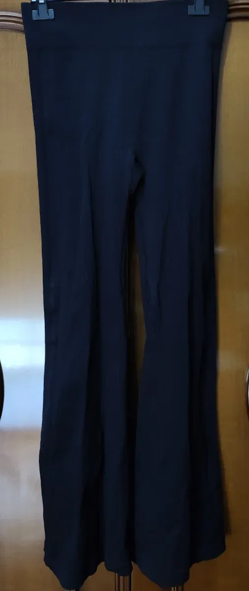 Pantalón deportivo acampanado