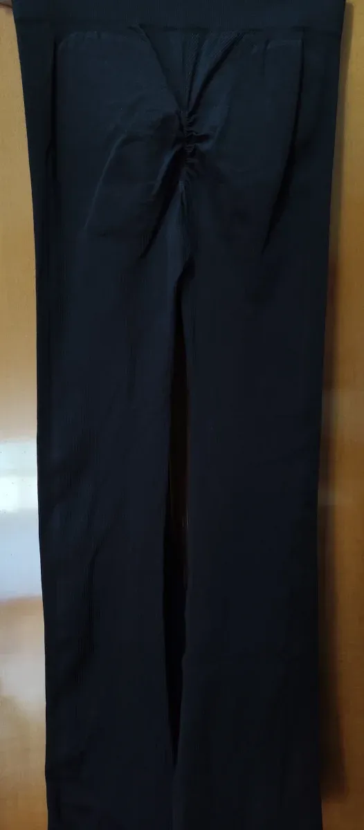 Pantalón deportivo acampanado