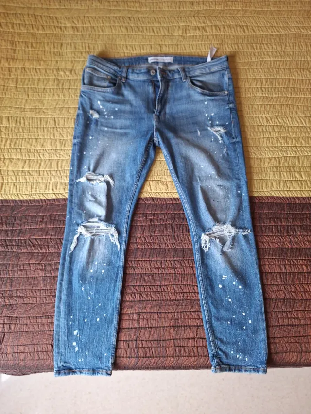 Pantalón vaquero desgastado y con manchas