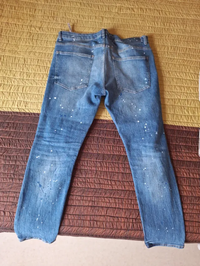 Pantalón vaquero desgastado y con manchas