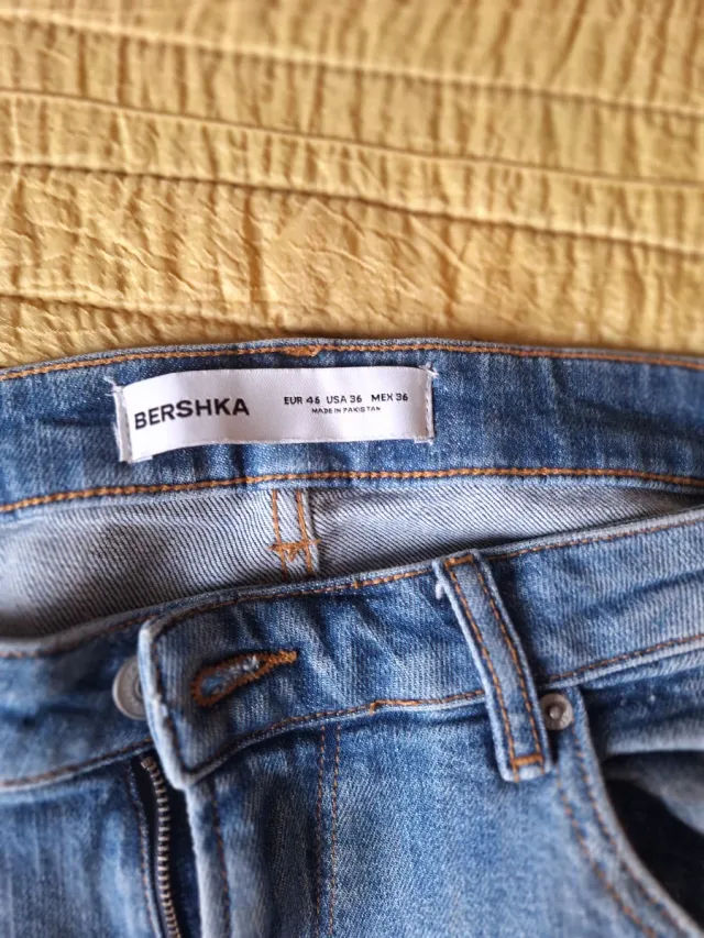 Pantalón vaquero desgastado y con manchas