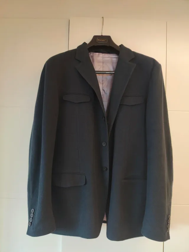 Chaqueta mullida de caballero azul.