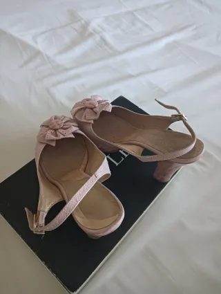 Zapatos de tacón rosas con flor