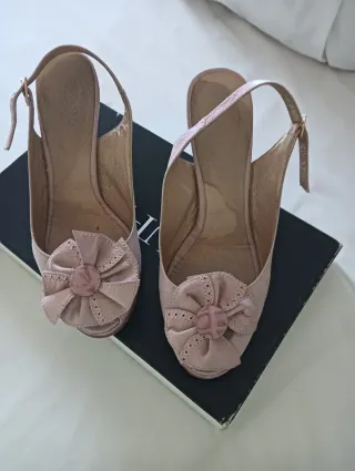Zapatos de tacón rosas con flor