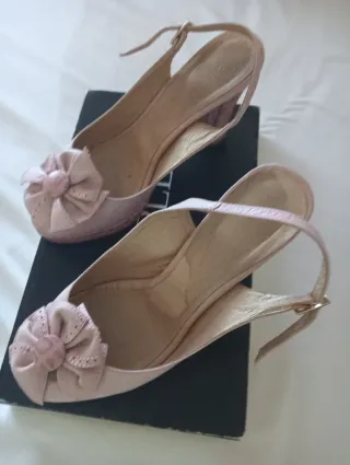 Zapatos de tacón rosas con flor