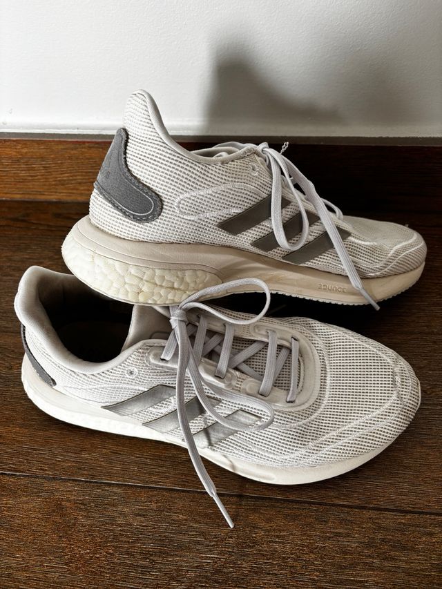 Zapatillas Adidas grises y blancas