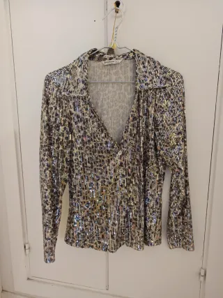 Camisa Lentejuelas Stradivarius. escote pico