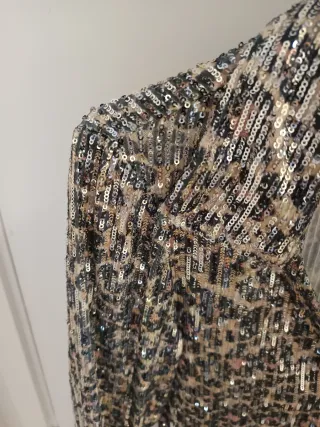 Camisa Lentejuelas Stradivarius. escote pico