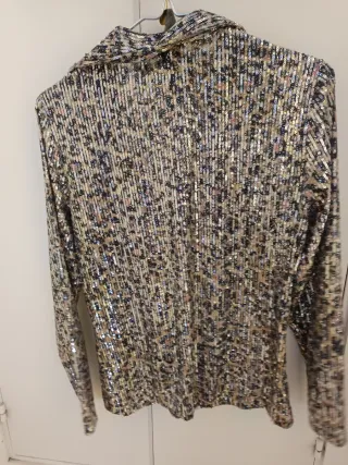 Camisa Lentejuelas Stradivarius. escote pico