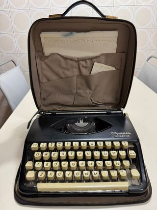 Máquina de escribir Olympia Splendid 33 maletín