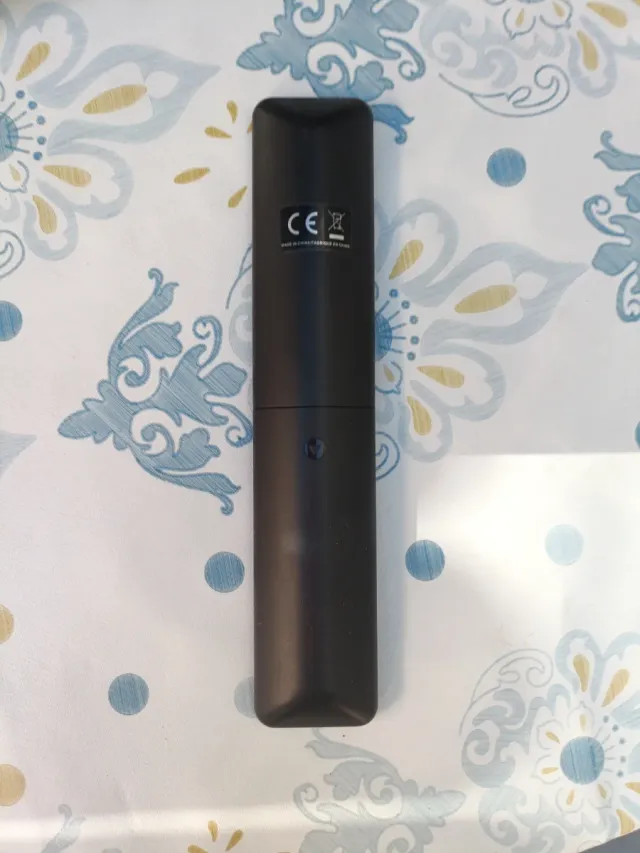 Televisión y mando a distancia PEAQ como nuevos.