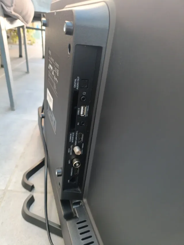 Televisión y mando a distancia PEAQ como nuevos.