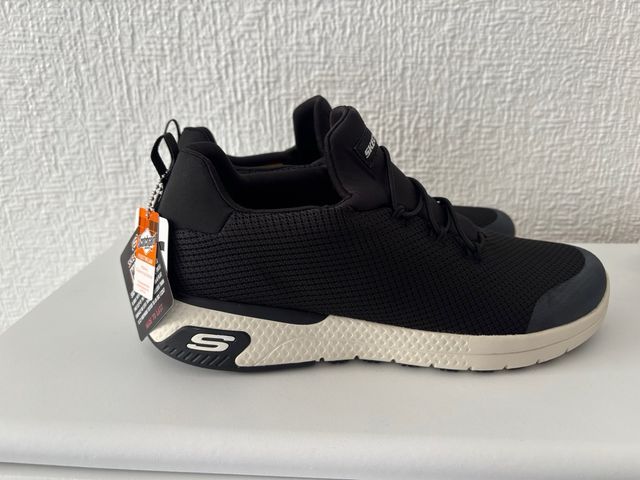 Zapatillas Skechers Negras y Beige