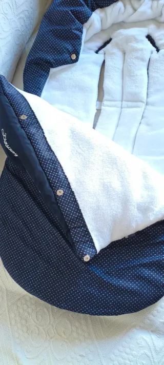 Saco para silla de paseo de bebé azul con lunares